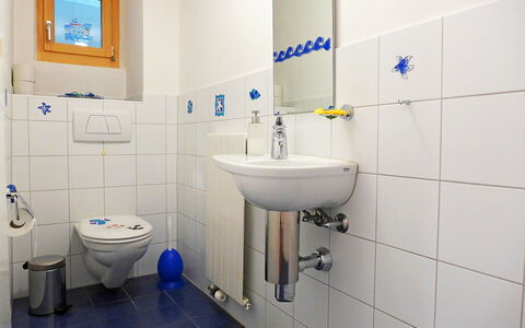 Ferienhaus Döss: Badezimmer, Eigentum, Zimmer, Armatur, Wand, Fliese, Zapfhahn, Die Architektur, Bad Zubehör, Toilette
