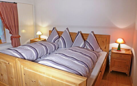 Ferienhaus Döss: Schlafzimmer, Bett, Möbel, Zimmer, Bettdecke, Bettrahmen, Bedding, Nachttisch, Eigentum, Matratze