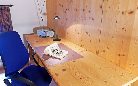 Ferienhaus Döss: Tabelle, Möbel, Stuhl, Gebäude, Holz, Interior Design, Flooring, Fussboden, Hartholz, Holzbeize