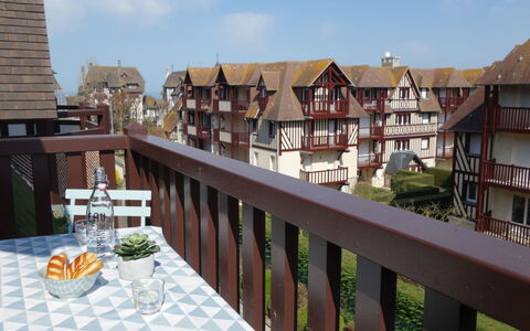 Deauville-Trouville 140: Himmel, Gebäude, Wolke, Tabelle, Geschirr, Holz, Stuhl, Haus, Urban Design, Fenster
