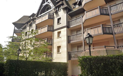 Deauville-Trouville 140: Pflanze, Himmel, Gebäude, Eigentum, Fenster, Grün, Wolke, Urban Design, Eigentumswohnung, Baum