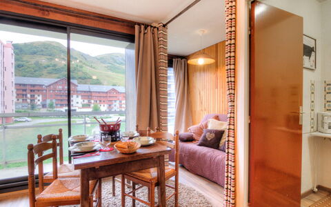 La Toussuire 260: Möbel, Eigentum, Tabelle, Komfort, Gebäude, Holz, Interior Design, Fenster, Pflanze, Die Architektur