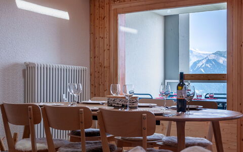 Haut de Cry 16: Tabelle, Möbel, Eigentum, Gebäude, Stuhl, Holz, Interior Design, Fenster, Haus, Schatten