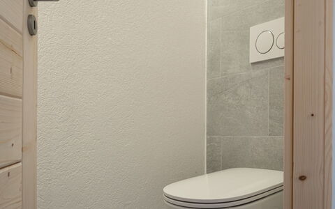 Haut de Cry 16: Badezimmer, Rechteck, Lila, Interior Design, Flooring, Fussboden, Holz, Wand