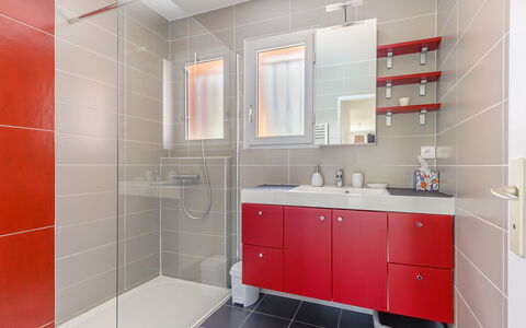 Villa les Cygnes: Zapfhahn, Armatur, Gebäude, Spiegel, Sinken, Eigentum, Cabinetry, Badezimmerschrank, Badezimmer, Duschkopf