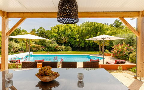 Villa les Cygnes: Wasser, Pflanze, Eigentum, Möbel, Gebäude, Schatten, Beleuchtung, Gartenmöbel, Stuhl, Interior Design