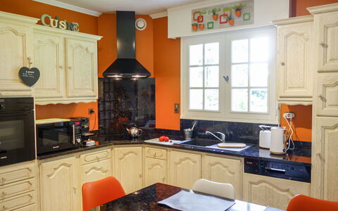 Villa Pallec: Cabinetry, Countertop, Eigentum, Tabelle, Möbel, Fenster, Küche, Küchengerät, Herd, Haushaltsgerät