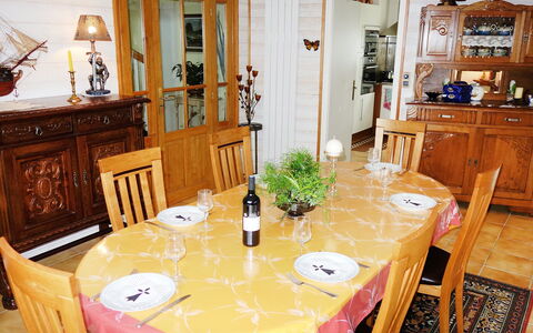 Ty Patrick: Zimmer, Esszimmer, Möbel, Eigentum, Tabelle, Interior Design, Küche & Esszimmer Tisch, Gebäude, Stuhl, Fussboden