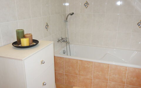 Ty Patrick: Armatur, Eigentum, Duschkopf, Cabinetry, Zapfhahn, Badewanne, Badezimmer, Dusche, Fussboden, Flooring