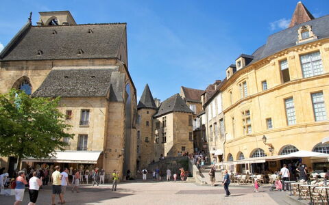 La Colinoise: Himmel, Gebäude, Fenster, Baum, Nachbarschaft, Haus, Stadt, Fassade, Mittelalterliche Architektur