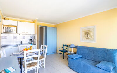 Les Marines 320.31: Couch, Möbel, Azurblau, Interior Design, Studio Couch, Tabelle, Komfort, Fussboden, Fenster, Wohnzimmer