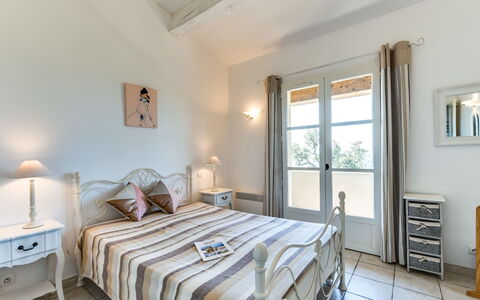 Les Migraniers 1: Schlafzimmer, Zimmer, Möbel, Bett, Eigentum, Bettdecke, Bettrahmen, Decke, Fussboden, Interior Design
