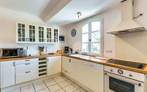 Les Migraniers 1: Eigentum, Zimmer, Küche, Cabinetry, Möbel, Countertop, Gebäude, Interior Design, Haus, Fussboden