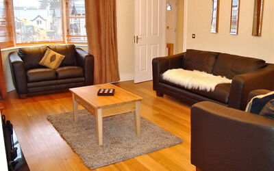Ardmullen 700.2: Tabelle, Möbel, Eigentum, Couch, Komfort, Holz, Gebäude, Lampe, Wohnzimmer, Studio Couch