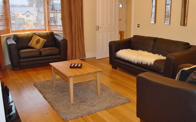 Ardmullen 700.3: Tabelle, Möbel, Couch, Eigentum, Komfort, Gebäude, Holz, Lampe, Wohnzimmer, Studio Couch