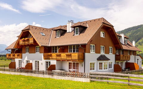 Sankt Margarethen im Lungau 120: Wolke, Himmel, Gebäude, Fenster, Pflanze, Natürliche Landschaft, Haus, Grundstueck, Gras, Veranda