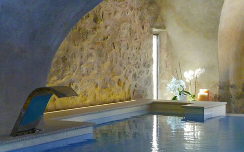 Maso Dolcevista: Wasser, Gebäude, Pflanze, Schwimmbad, Zimmerpflanze, Beleuchtung, Haus, Freizeit, Verbundwerkstoff, Blumentopf