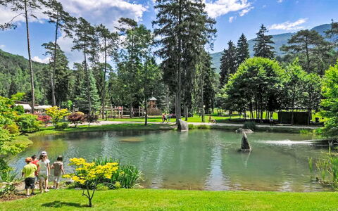 Maso Dolcevista: Baum, Natur, Garten, Landschaft, Teich, Touristenattraktion, See, Park, Reflexion, Bergstation