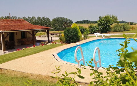 La Grangette: Schwimmbad, Eigentum, Haus, Grundeigentum, Resort, Gebäude, Urlaub, Freizeit, Villa, Grundstueck