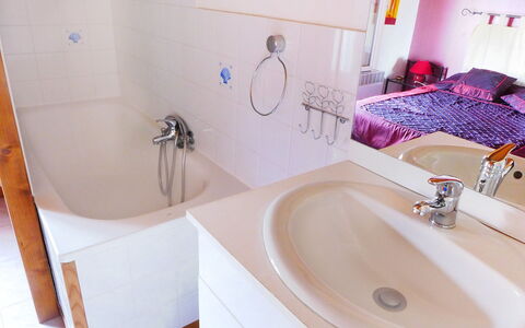 La Grangette: Badezimmer, Eigentum, Zimmer, Badewanne, Lila, Zapfhahn, Interior Design, Sinken, Armatur, Rosa