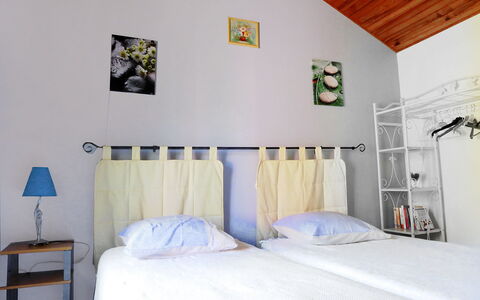 La Grangette: Schlafzimmer, Bett, Zimmer, Möbel, Eigentum, Interior Design, Wand, Bettdecke, Haus, Bettrahmen