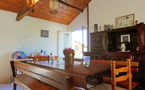 La Grangette: Zimmer, Möbel, Eigentum, Gebäude, Tabelle, Esszimmer, Interior Design, Decke, Strahl, Haus