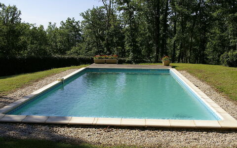 Les Chenes: Schwimmbad, Eigentum, Gras, Wasser, Rechteck, Freizeit, Baum, Hinterhof, Haus, Verbundwerkstoff