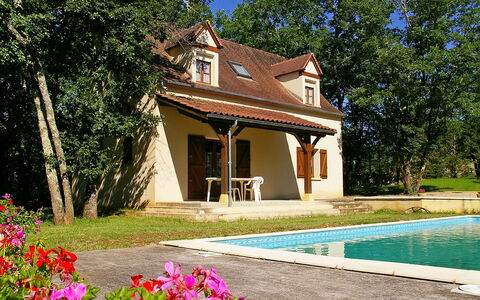 Les Chenes: Blume, Pflanze, Gebäude, Wasser, Himmel, Eigentum, Baum, Natur, Botanik, Haus