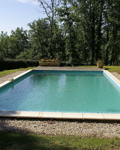 Les Chenes: Schwimmbad, Eigentum, Gras, Wasser, Rechteck, Freizeit, Baum, Hinterhof, Haus, Verbundwerkstoff