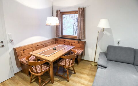 Zell am See 208: Zimmer, Möbel, Eigentum, Fussboden, Interior Design, Tabelle, Gebäude, Hartholz, Haus, Holzboden