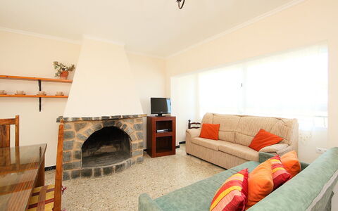 Dulcinea: Zimmer, Eigentum, Möbel, Feuerstelle, Interior Design, Wohnzimmer, Kamin, Grundeigentum, Haus, Gebäude