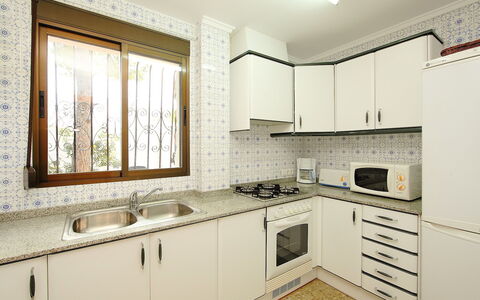 Dulcinea: Zimmer, Eigentum, Countertop, Küche, Cabinetry, Möbel, Interior Design, Gebäude, Grundeigentum, Gelb