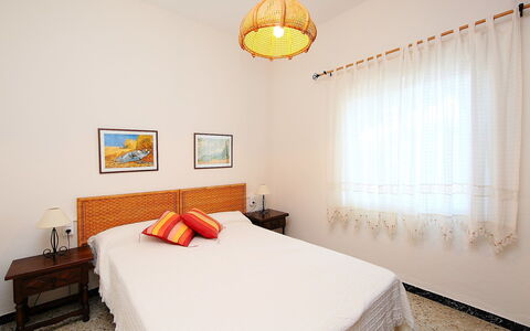 Dulcinea: Schlafzimmer, Bett, Zimmer, Möbel, Eigentum, Bettdecke, Interior Design, Bettrahmen, Decke, Bedding