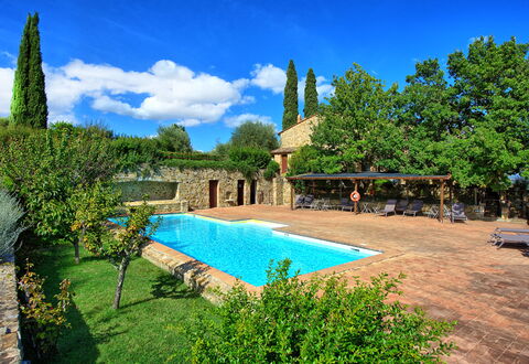 Brunello: Pflanze, Himmel, Wasser, Wolke, Eigentum, Gebäude, Azurblau, Botanik, Baum, Schwimmbad