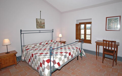 Fornacino: Schlafzimmer, Zimmer, Möbel, Eigentum, Bett, Bettdecke, Bettrahmen, Fussboden, Gebäude, Wand
