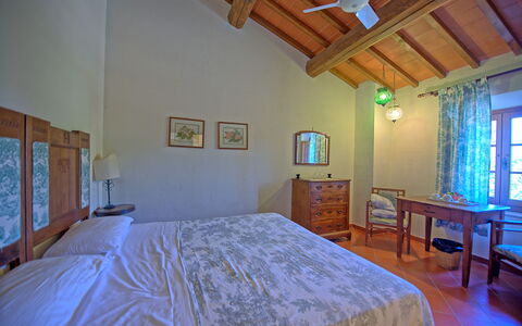 Il Frantoio: Schlafzimmer, Zimmer, Eigentum, Möbel, Bett, Gebäude, Haus, Decke, Grundeigentum, Interior Design