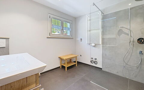 Fischer: Flooring, Armatur, Holz, Fussboden, Interior Design, Badezimmer, Decke, Installation, Zapfhahn, Badewanne