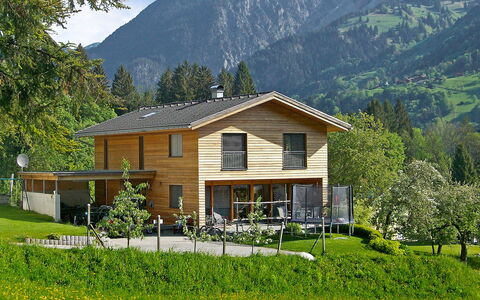Corinna: Pflanze, Gebäude, Eigentum, Berg, Himmel, Grün, Fenster, Baum, Natürliche Landschaft, Haus