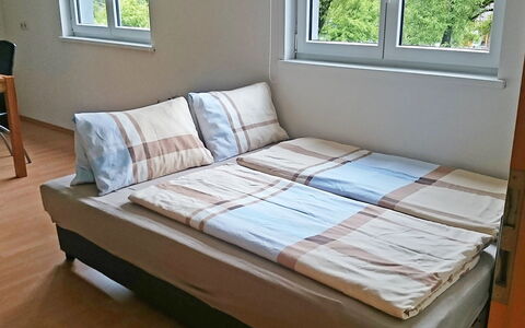 Corinna: Möbel, Bett, Zimmer, Bettrahmen, Eigentum, Matratze, Schlafzimmer, Couch, Fussboden, Studio Couch
