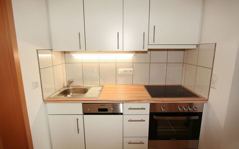 Corinna: Eigentum, Zimmer, Cabinetry, Küche, Möbel, Countertop, Schrank, Fussboden, Gebäude, Haus