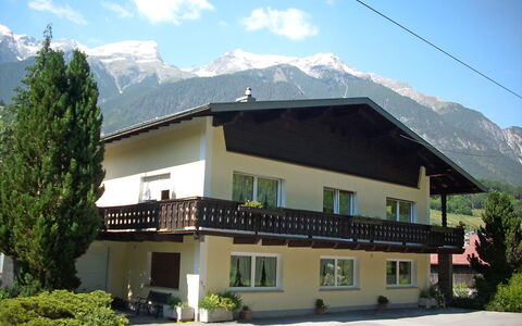 Kaufmann: Pflanze, Himmel, Wolke, Berg, Gebäude, Eigentum, Fenster, Baum, Haus, Schatten