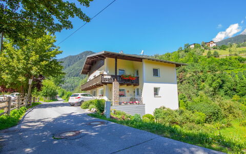 Kaufmann: Pflanze, Himmel, Gebäude, Fenster, Baum, Steigung, Haus, Asphalt, Strassenbelag, Wolke