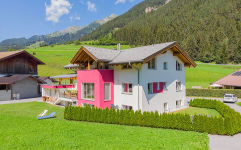 Pettneu am Arlberg 280: Wolke, Gebäude, Himmel, Pflanze, Berg, Fenster, Natürliche Landschaft, Haus, Grundstueck, Baum