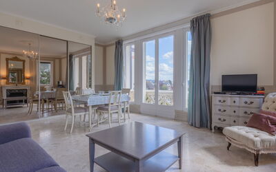 Cabourg 219: Tabelle, Möbel, Eigentum, Cabinetry, Gebäude, Stuhl, Holz, Beleuchtung, Interior Design, Die Architektur