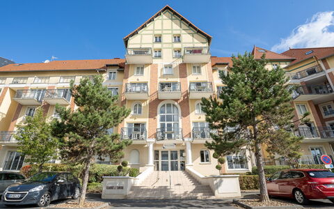 Cabourg 560: Auto, Rad, Himmel, Gebäude, Fenster, Fahrzeug, Pflanze, Infrastruktur