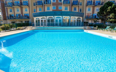 Cabourg 560: Wasser, Gebäude, Schwimmbad, Azurblau, Blau, Pflanze, Aqua, Rechteck, Freizeit