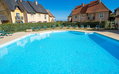 Cabourg 560: Wasser, Himmel, Gebäude, Eigentum, Fenster, Schwimmbad, Blau, Pflanze, Azurblau, Natur
