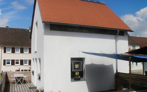Albergo Centro: Himmel, Eigentum, Gebäude, Fenster, Wolke, Holz, Pflanze, Hütte, Materialeigenschaft