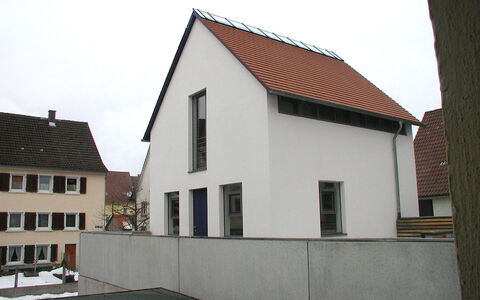 Albergo Centro: Himmel, Gebäude, Fenster, Haus, Verbundwerkstoff, Hütte, Wohngebiet, Pflanze, Fassade