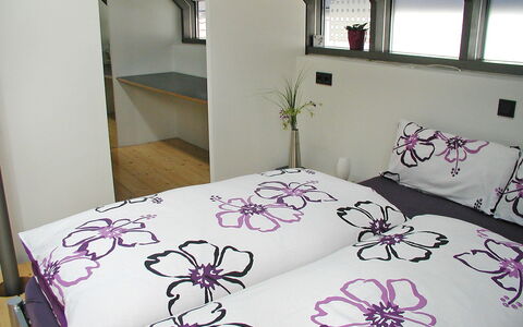 Albergo Centro: Bett, Schlafzimmer, Bettdecke, Lila, Zimmer, Bettrahmen, Möbel, Rosa, Bedding, Interior Design